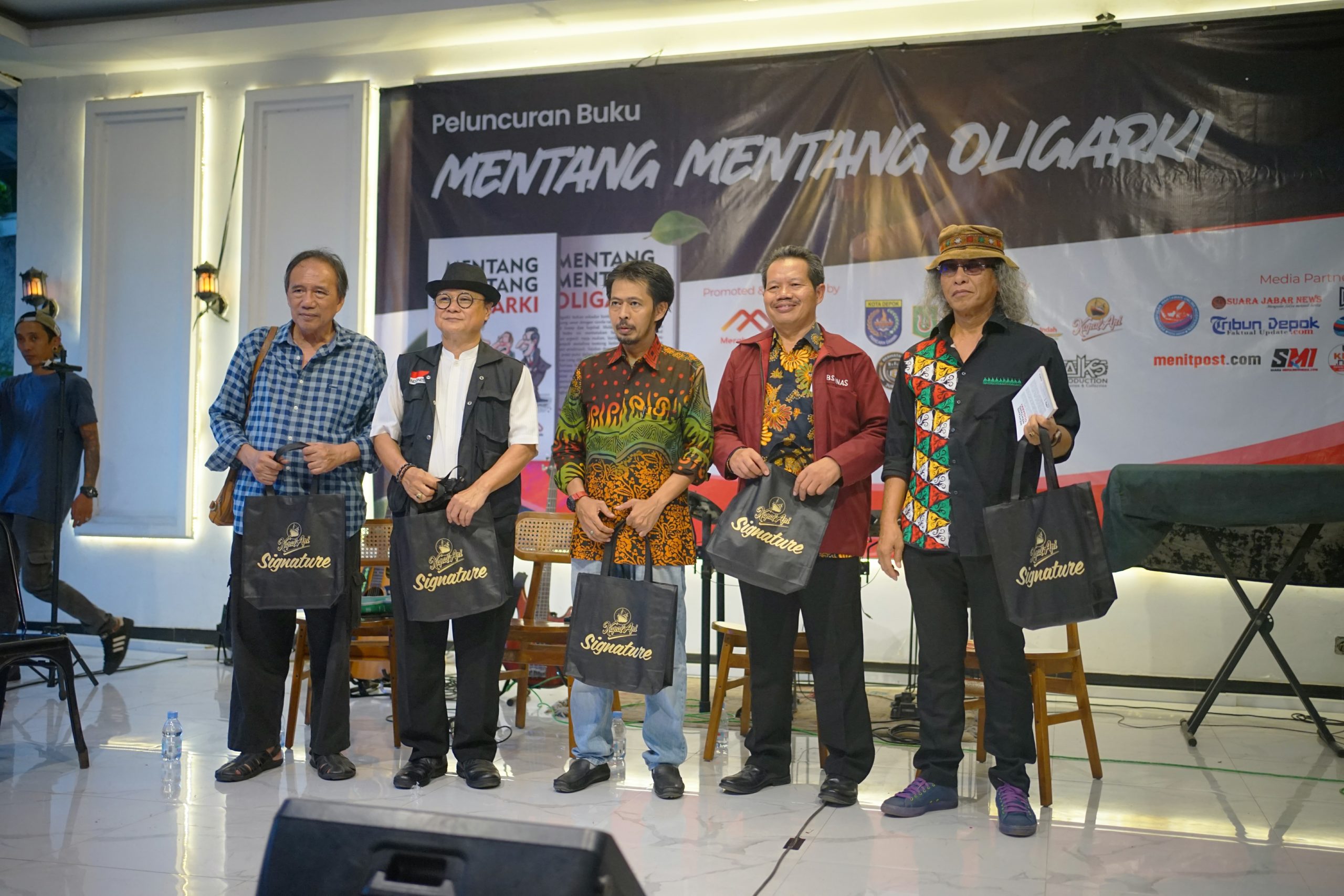 Puisi sebagai Perlawanan: Dosen Sastra Indonesia Machdori, SS., M.Hum. adakan Bedah Buku ‘Mentang-Mentang Oligarki’