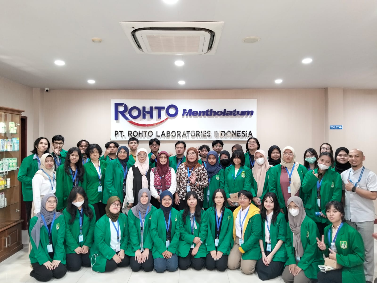 Mahasiswa Sastra Jepang UNAS Kunjungi Pabrik Rohto Bandung dalam Rangka Kegiatan Koujou Kengaku